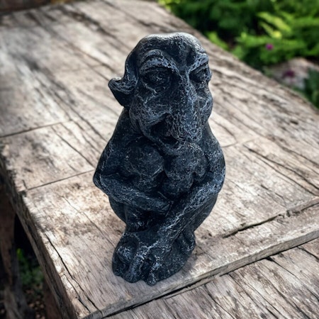 Betongfigur - Litet sittande troll