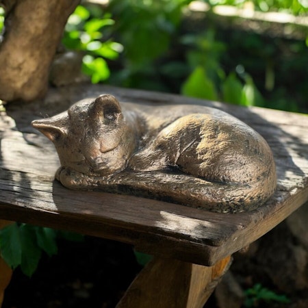 Betongfigur - Liten Sovande Katt guld
