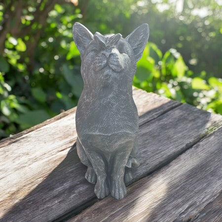 Betongfigur - Katt & fjäril grå