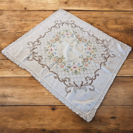 Broderad duk 65x61