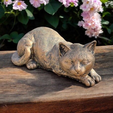 Betongfigur - Sovande Katt guld
