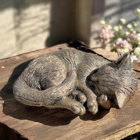 Betongfigur - Sovande Katt guld