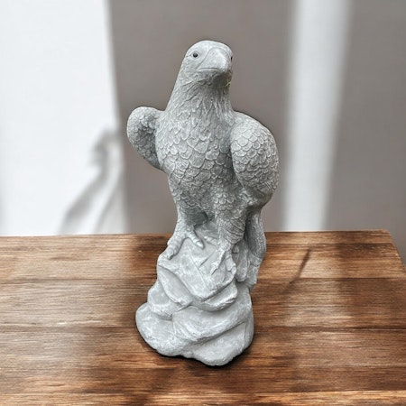 Betongfigur - Örn sittande grå