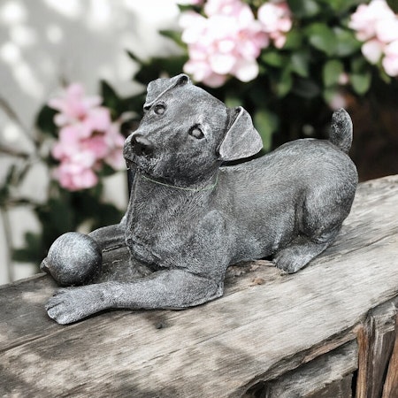 Betongfigur - Lekande hund m. boll mörkgrå