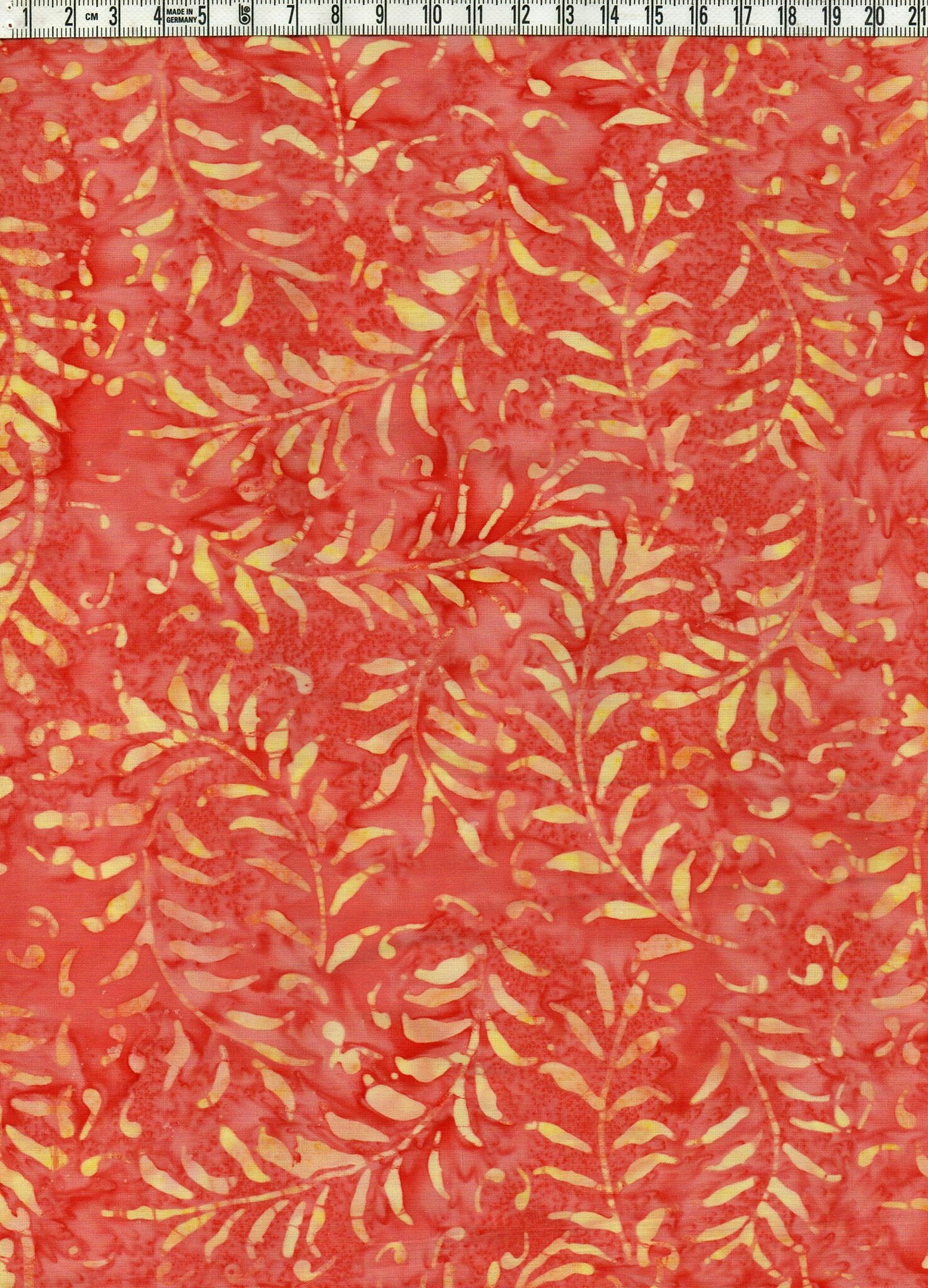 Orange med gult tryck. Samma mönster på tyg 3603-3608.  Batik bomull 110 cm