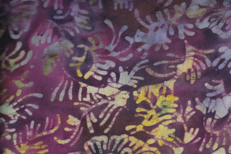 Lila med flerfärgat tryck. 140 cm bredd