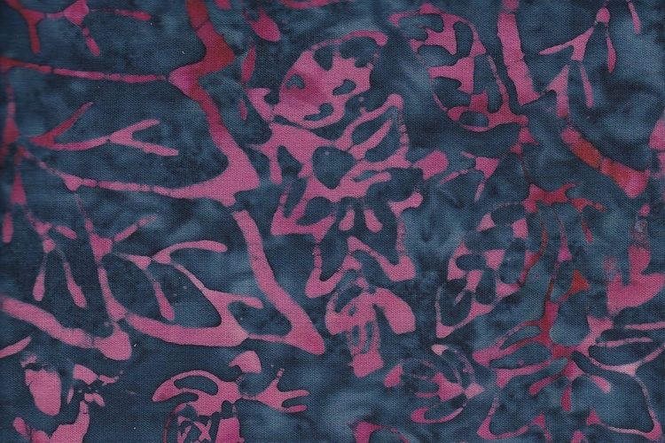 Vågat rosalila äkta batiktryck på mörkblåmelerat bomullstyg