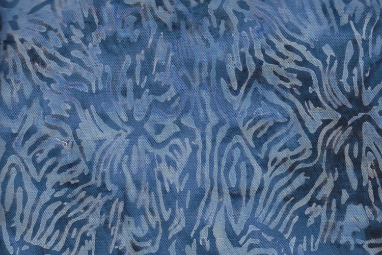 Blått på blått i rafflande fantasimönster. Viskostyg från Bali