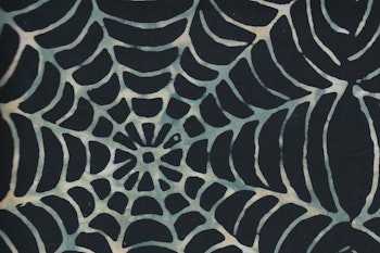 "Spider web" Svart med ljusare spindelväv i grön-vit-beige