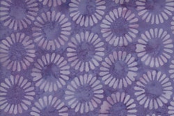 Lila med violett stiliserat blomtryck. Balibatik förstås