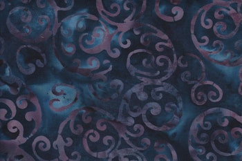 Blåflammig botten med lila-grå  snirklar. Bomullstyg i äkta batik