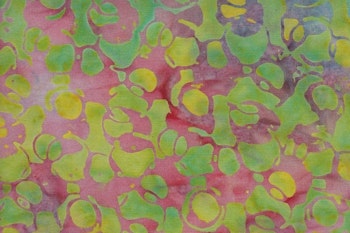 Stuvbit 110x140 cm. 70 kr. Karamellmönster i lime och rosa – Batik Viskos 130 cm bred