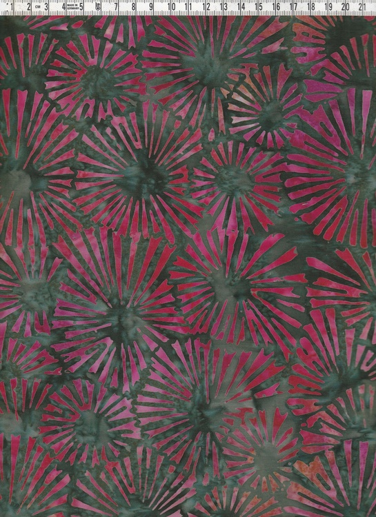 Mossgrön botten med stiliserade blommor i rött. Batiktyg