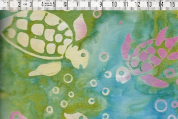 Rosa-grå-vita sköldpaddor simmar i flerfärgat hav