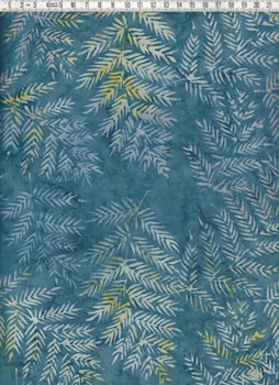 Blågrå med bladverk i flera pastelliga färger. Bomullstyg i batik