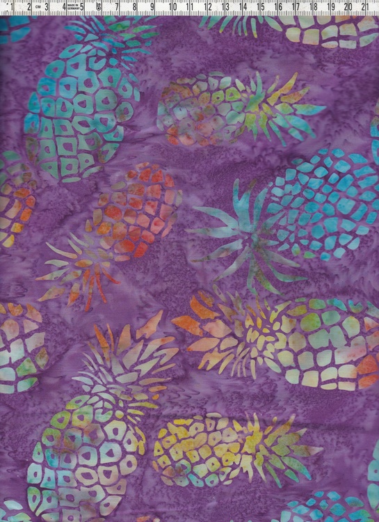 Läckra ananaser i flera goa färger. Lilamurrig bakgrund.