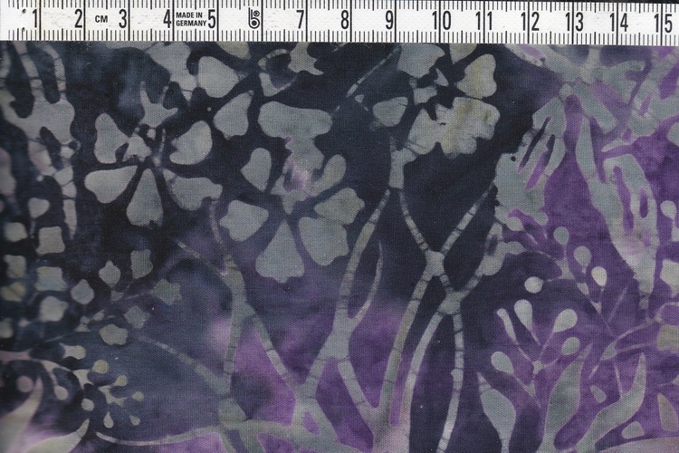 Lila-svart-grått tyg med vildvuxet mönster. Balityg