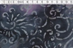 Lila-svart botten med grå-vit-beige mönster.  Bomull. 170 cm brett