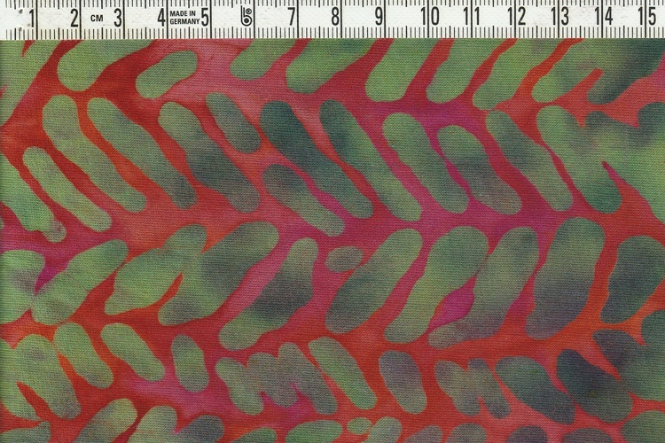 Rödflammig med mönster i gröna toner. 140 cm bred.
