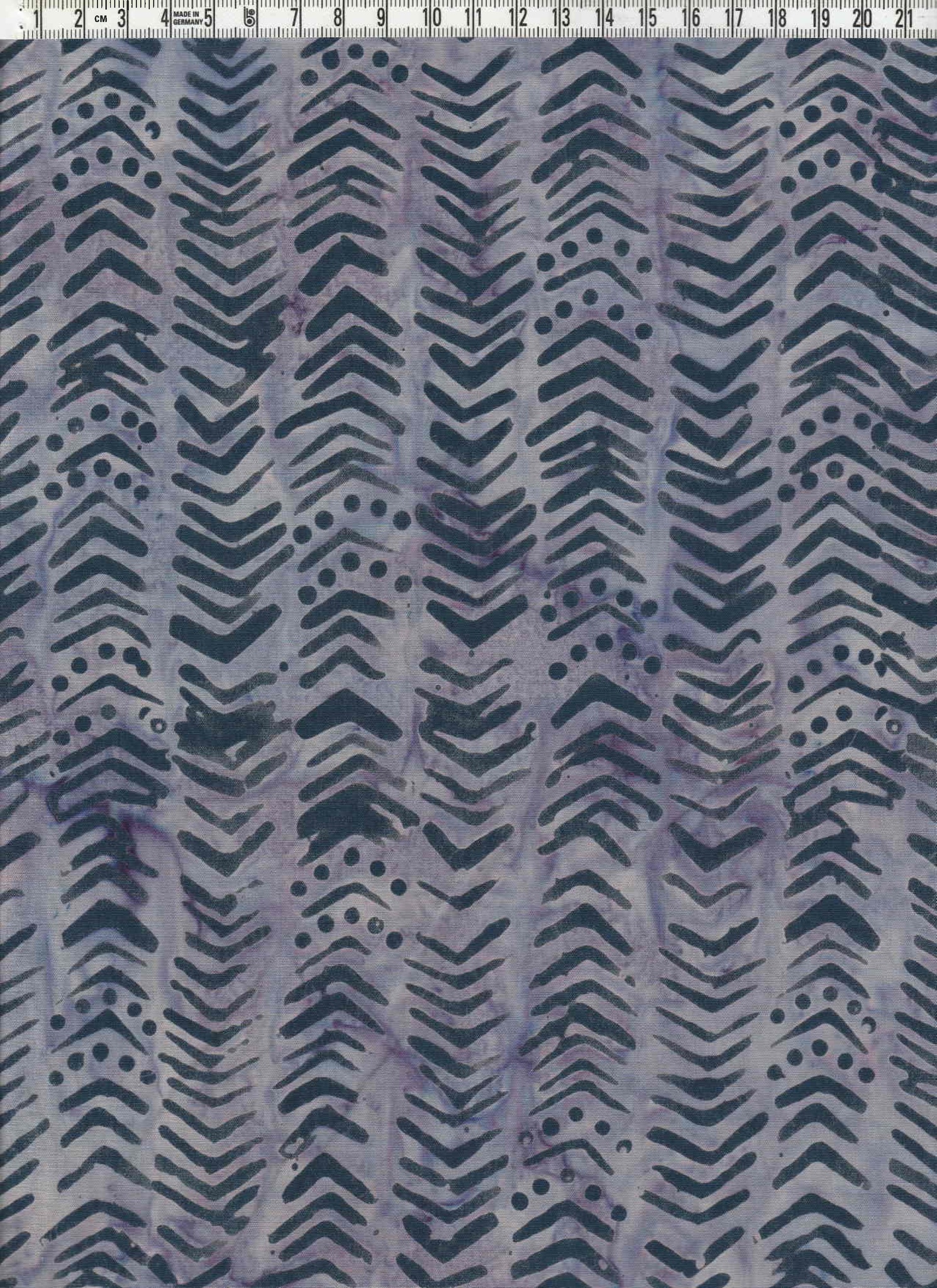 Mörkt blålila mönster på lila-violettflammig botten. Balibatik. 110 cm bred