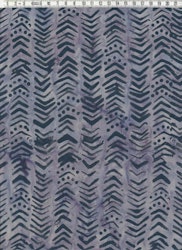 Mörkt blålila mönster på lila-violettflammig botten. Balibatik. 110 cm bred