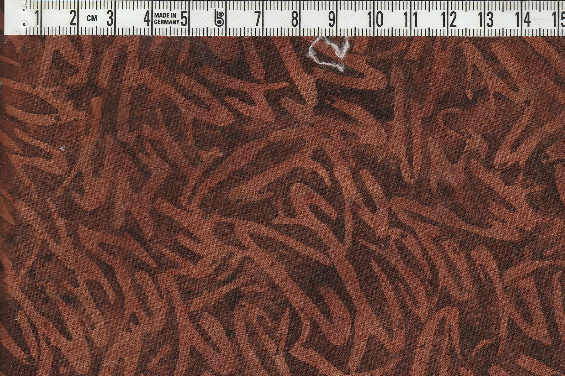 Bruna krumelurer på brunmelerad bakgrund. Bomullstyg 110 cm
