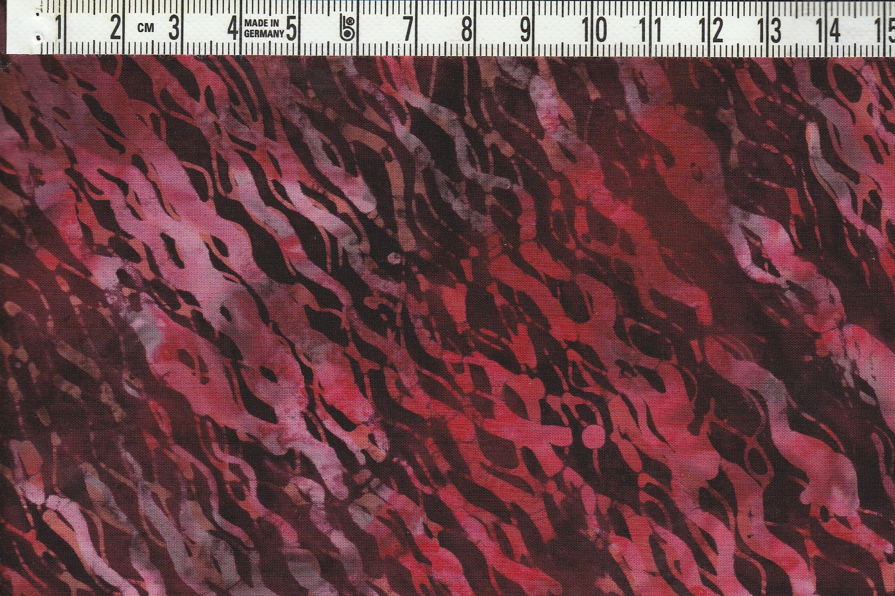 Diagonalmönstrat med mäktiga röda, rosa och svarta färger