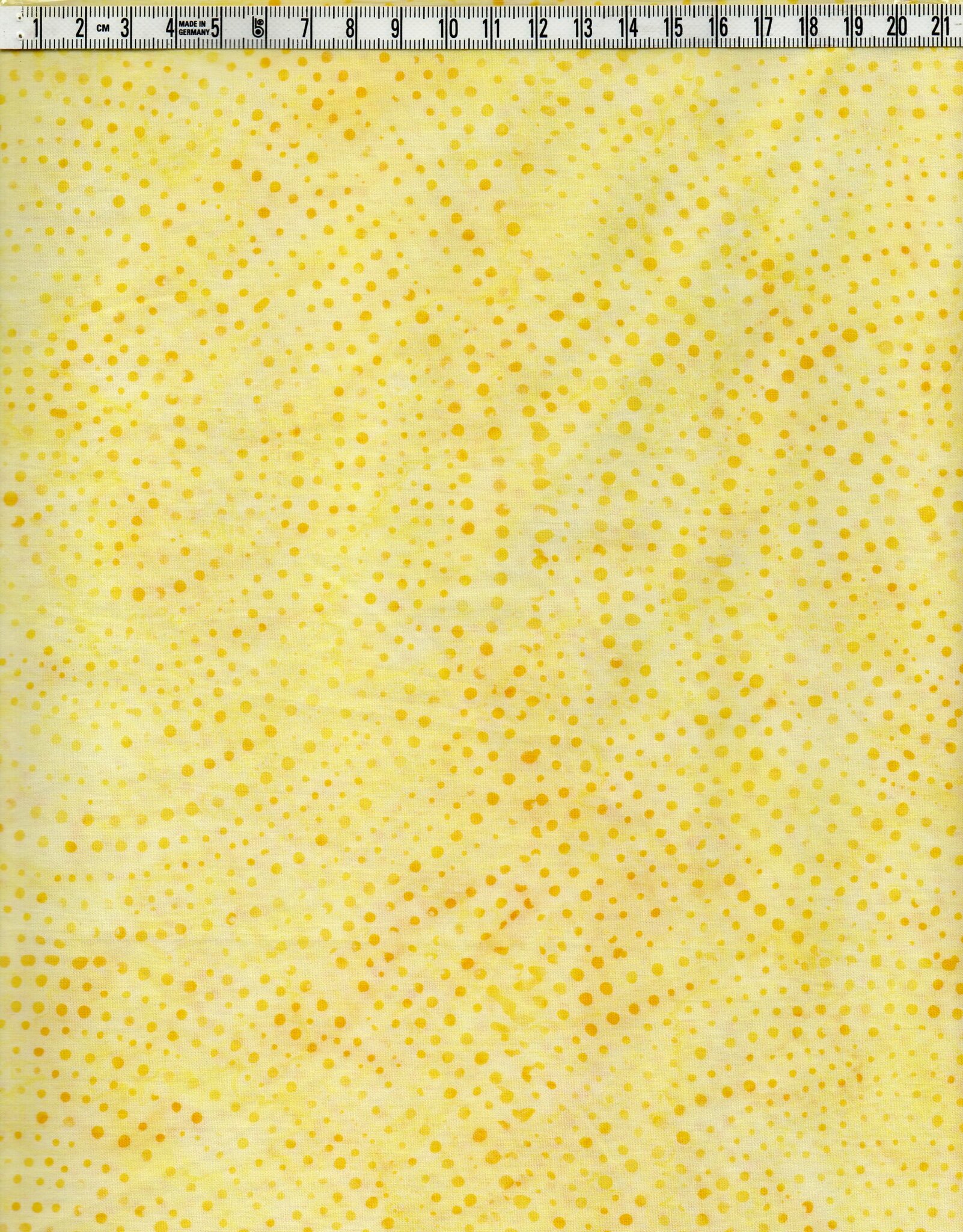 Ljusgulflammigt med gula prickmönster. Bredd ca 110 cm