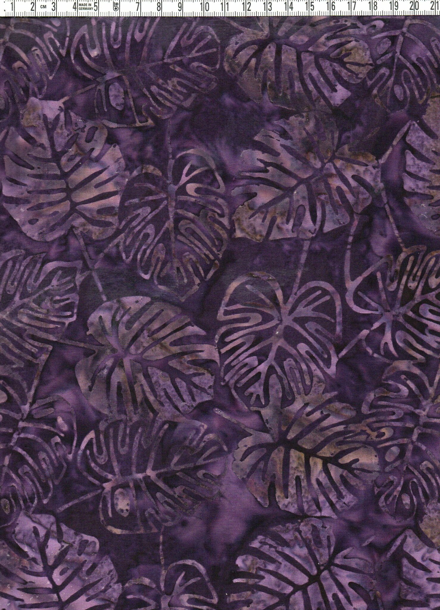 Mäktiga monsterablad i aubergine-brunt på mörklila botten