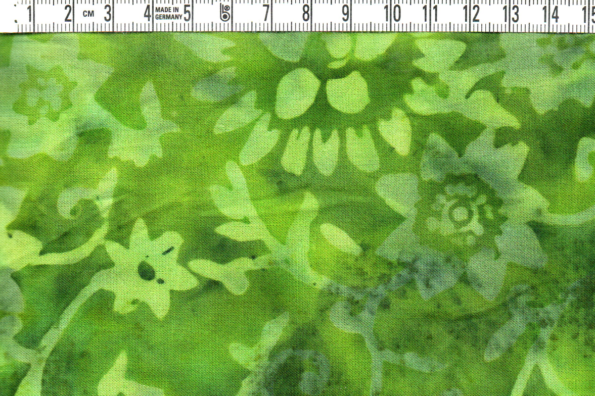 Grön med grönt tryck. 135 cm bred. Viskos batik
