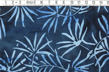Mörkblå med bladmotiv i indigo – Batik Viskos 135 cm bred