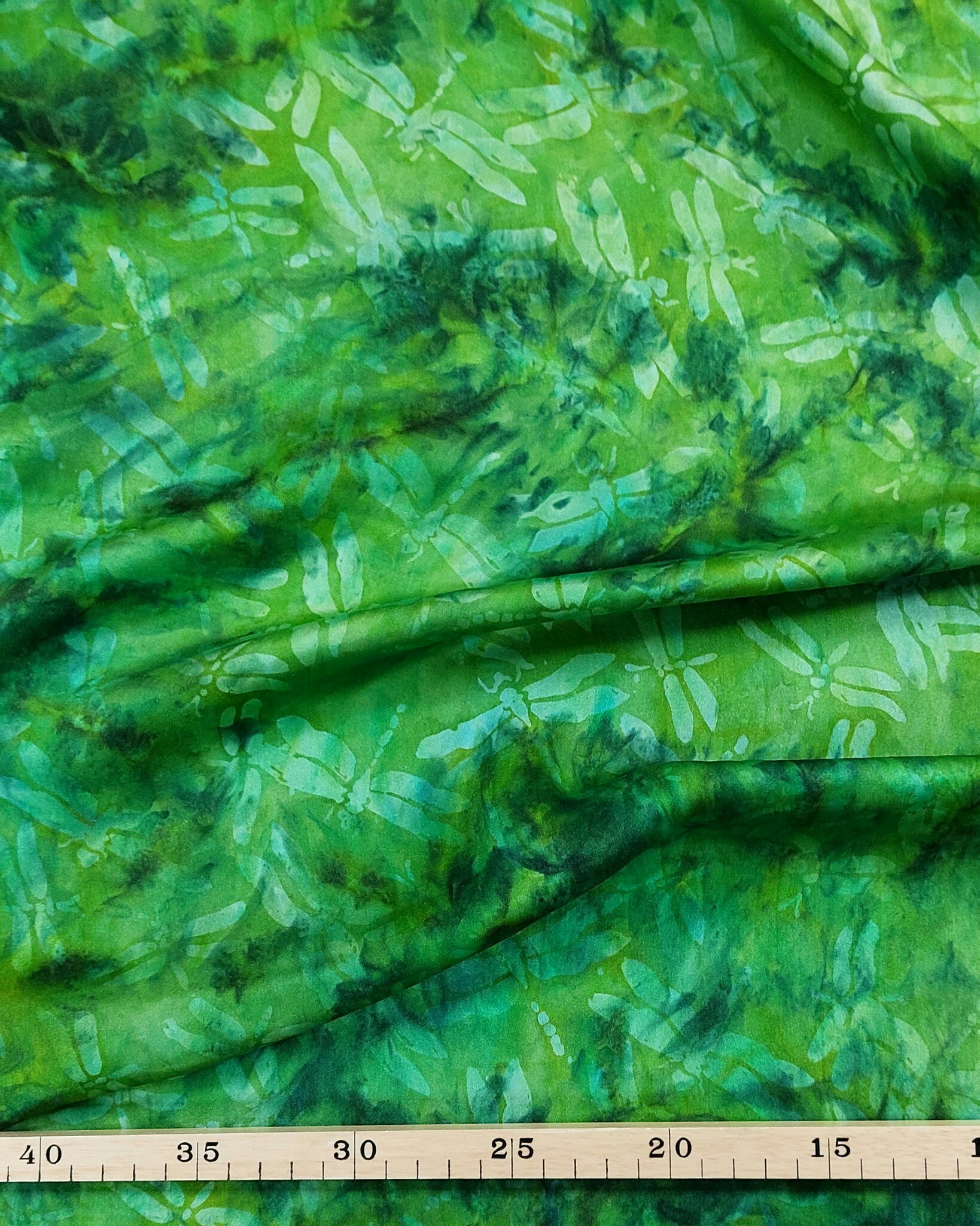Högklassigt sidentyg med gröna trollsländor på grönflammig botten