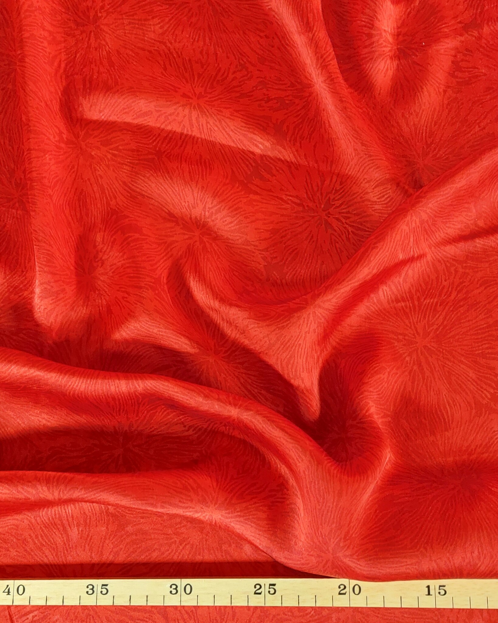 "Lady in red" läckert storblommigt sidentyg med rött på rött