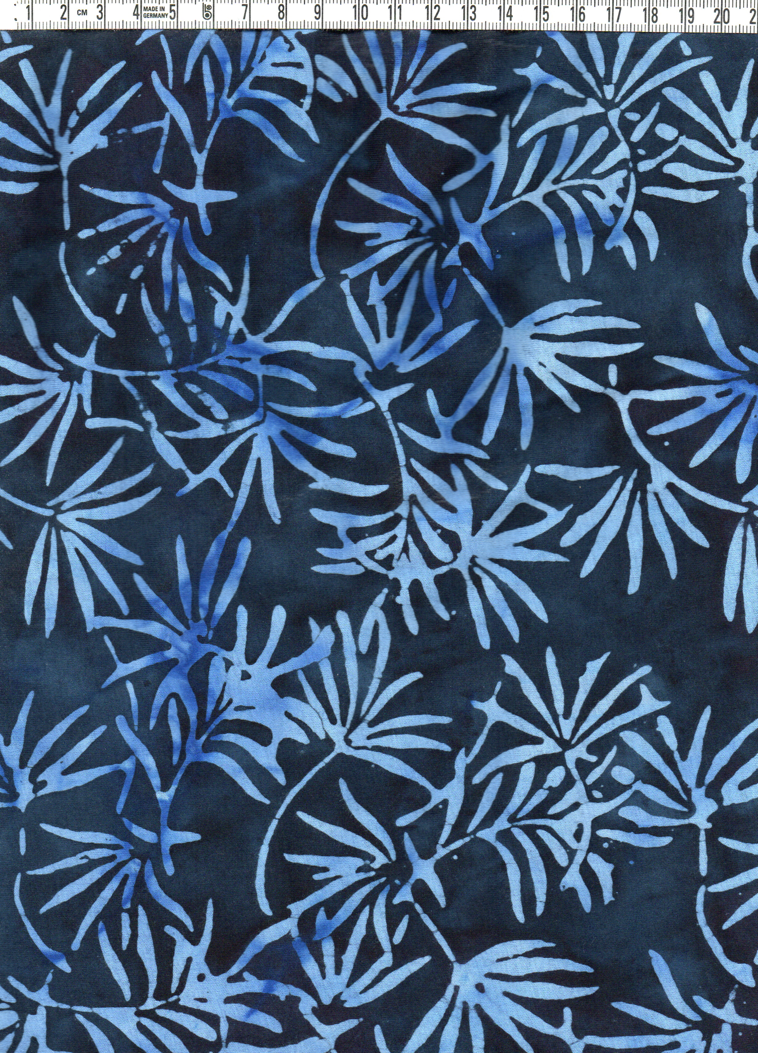 Mörkblåmelerad & blå växter. 100% bomull. Bredd 135 cm