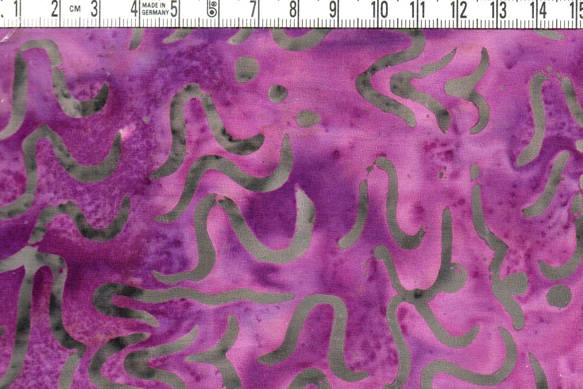 Lila med mörkgråa krumelurer. Mäktigt mörkt tyg. Bomull 110 cm brett