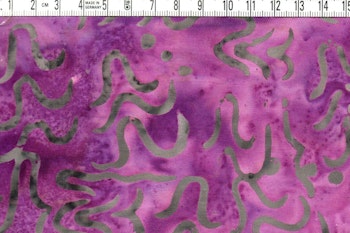 Lila med mörkgråa krumelurer. Mäktigt mörkt tyg. Bomull 110 cm brett