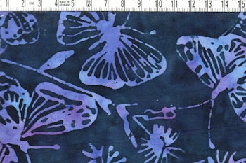 Lila fjärilar på mörk blå botten. Balibatik bredd 110 cm