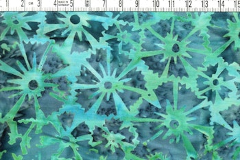 Anslående färgval i gröna och blågrå färger. Bomullsbatik bredd 110 cm