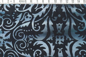 Svart med blågrå ornament. Bomullsbatik bredd 110 cm