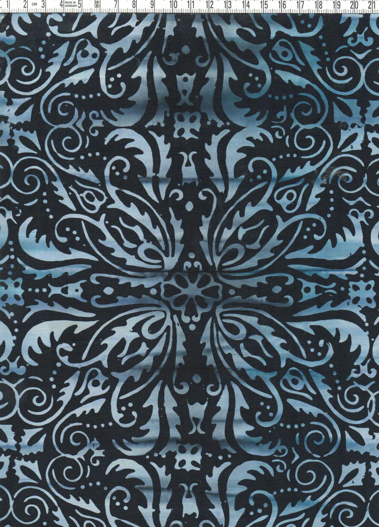 Svart med blågrå ornament. Bomullsbatik bredd 110 cm
