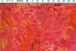 Gul-orange med små cerise-rosa inslag. Bomullsbatik bredd 110 cm