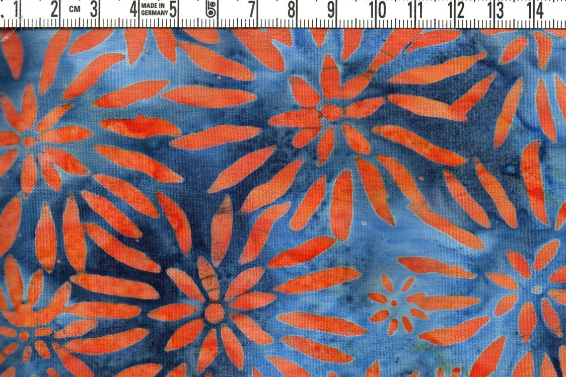 Orange & blått.  Bomullsbatik bredd 110 cm
