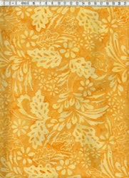 Gult med ljusare gult mönster.  Bomullsbatik bredd 110 cm