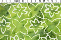 Läckert grönmelerat med symmetriska mönster. Bomull 110 cm. Tvätt 40 grader