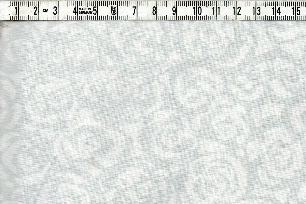 Små vita rosor på ljusgrått. Bomull 110 cm.