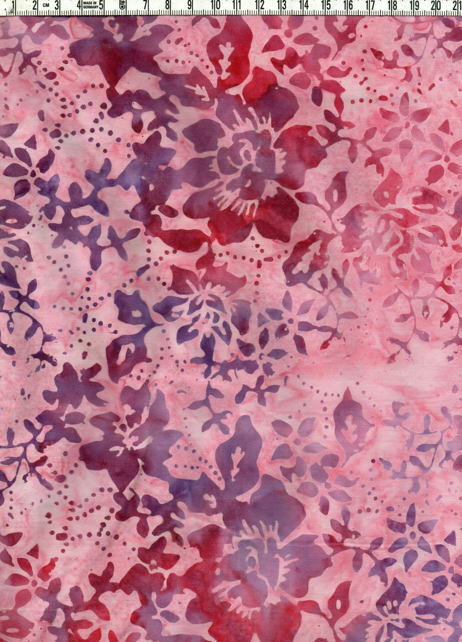 Rosa-rött-lila med blommor . Bomullstyg. Batik.  Bredd 275 cm