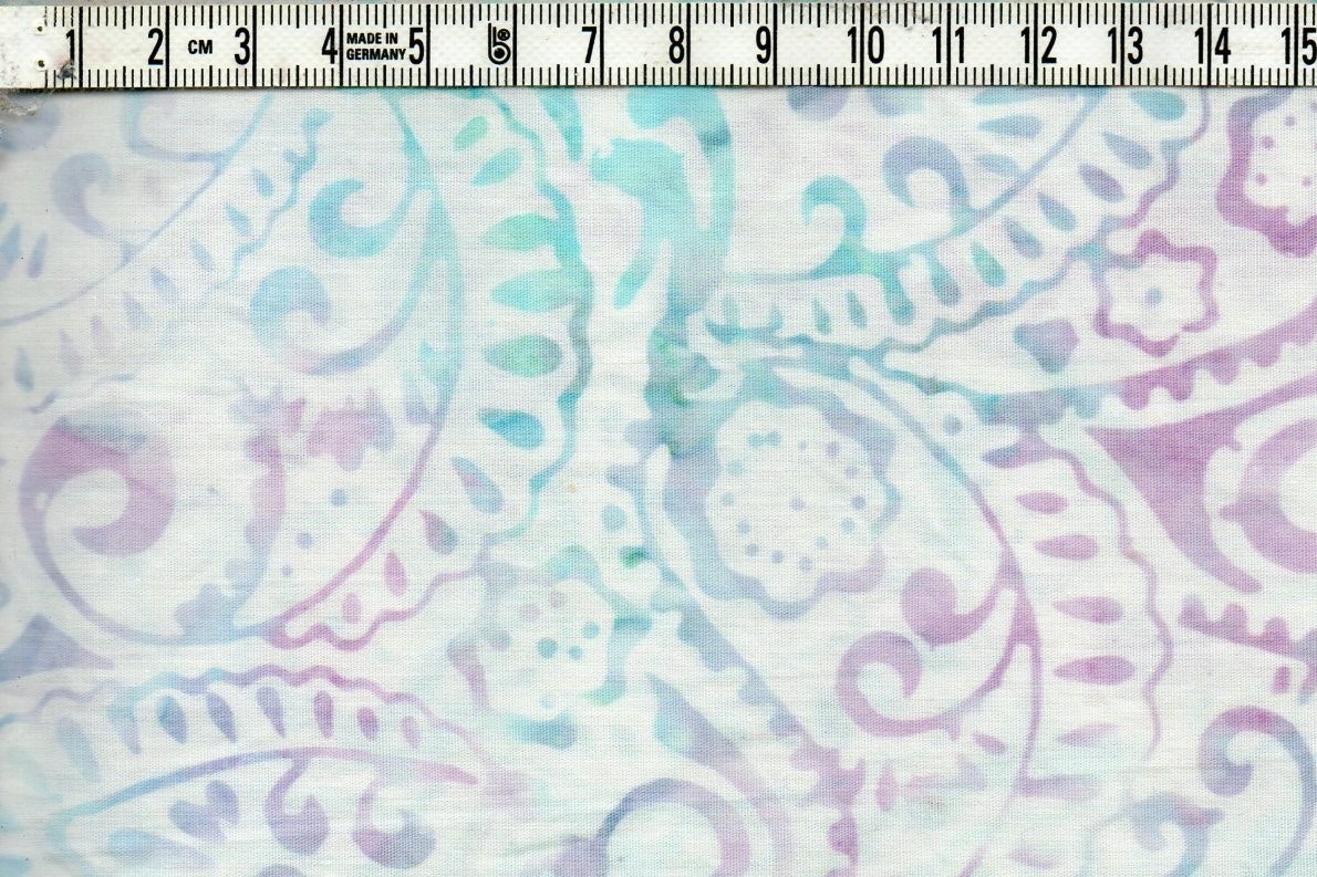 Pastelliga färger i grönturkost och aubergine på vit botten. Batik bomull 110 cm bred