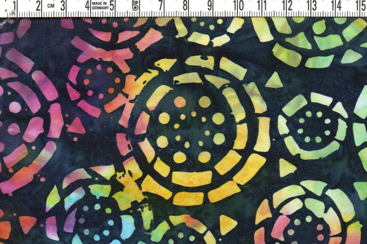 Circle of life, kanske? Livliga färger i alla fall. Batik bomull. Ca 110 cm brett.