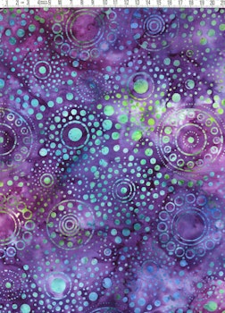 Purple sky och galanta galaxer. Batik bomull. Ca 110 cm brett.