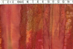 Röd-brun-orange i murriga ränder på längden. Bomull, bredd 110 cm